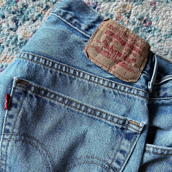 505 Levi's High Waist Distressed Raw Hem Cut Off Shorts - Picture 4 of 5